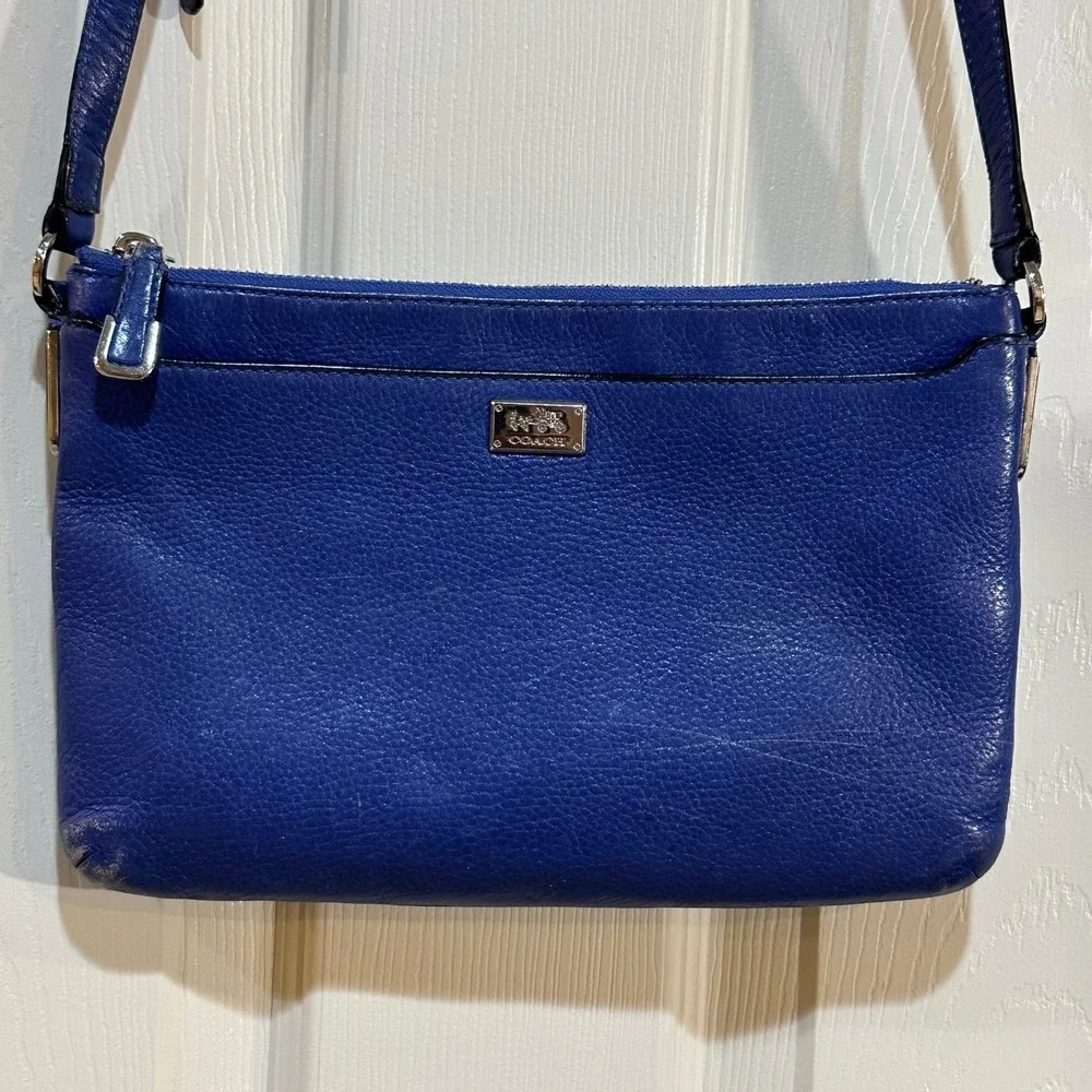 Coach Blue Pebbled Leather Crossbody Bag‎ Silver Logo Zip Top Messenger